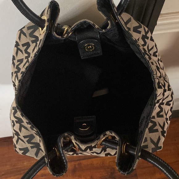 Michael Kors Hobo Purse Med Size - Picture 4 of 7